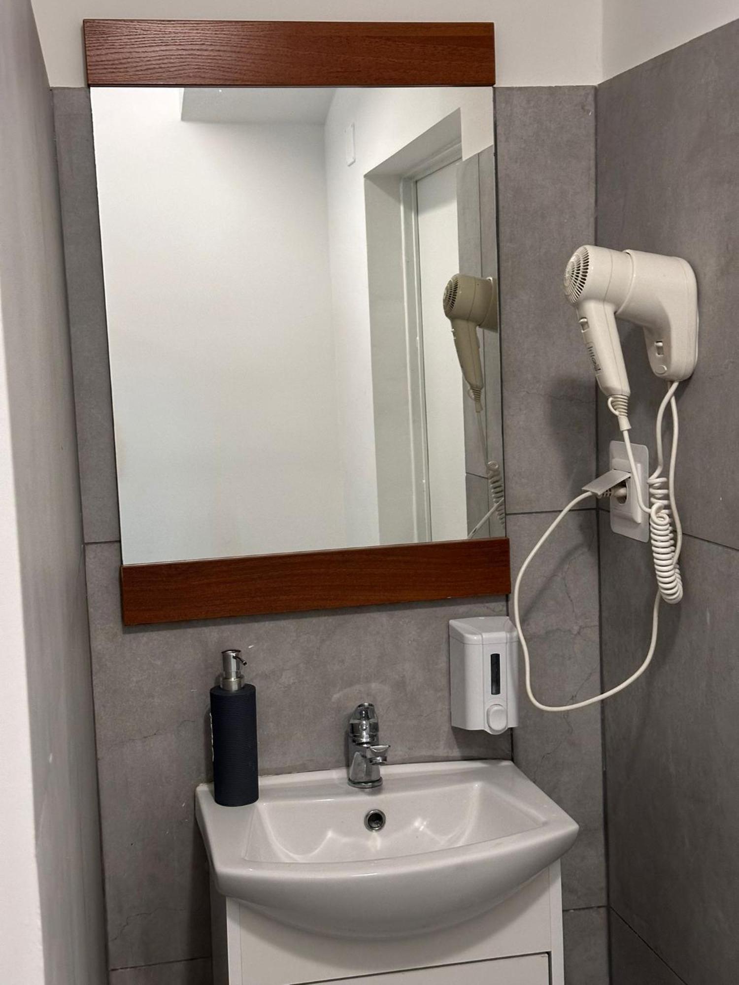 Golebia Hostel Познань Экстерьер фото